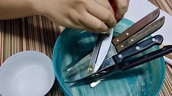 清洗钢菜刀