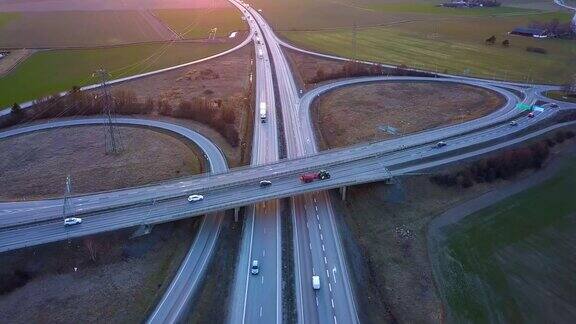 鸟瞰图的高速公路交叉口与移动的交通车辆