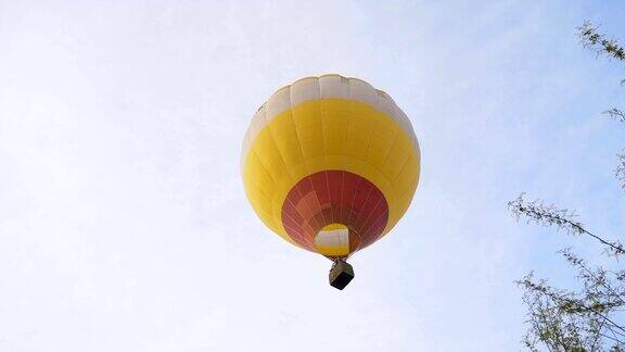 热气球飞过4K小村庄的鸟瞰图