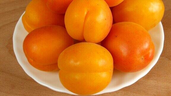 桌上有杏子