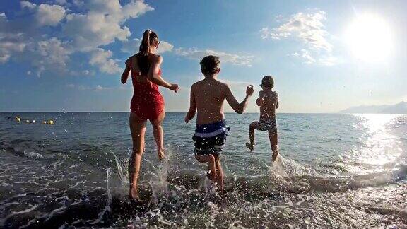 三个孩子在海边玩耍