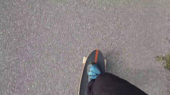 在乡村公路上玩滑板-POV观看
