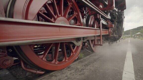 蒸汽火车的车轮细节与蒸汽运动