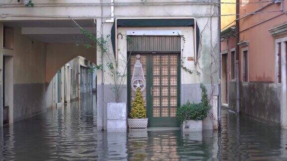 建筑物外门被水淹没