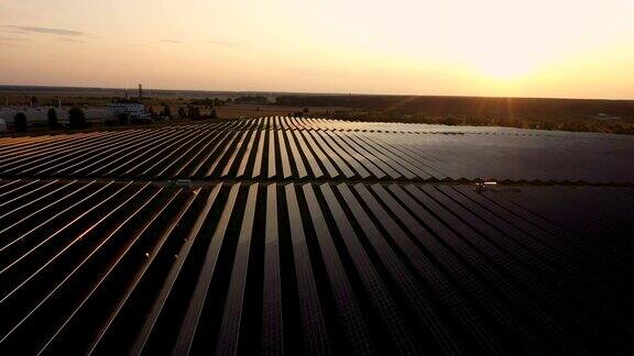 4K鸟瞰图的太阳能电池板农场太阳能电池与阳光无人机飞过太阳能电池板