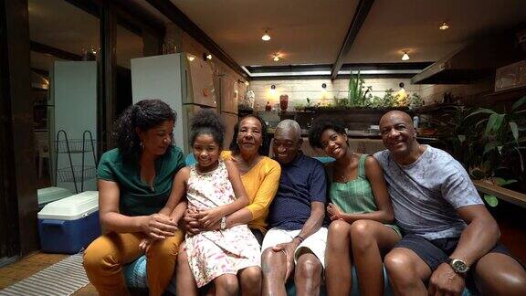 多代非洲裔西班牙家庭家庭肖像