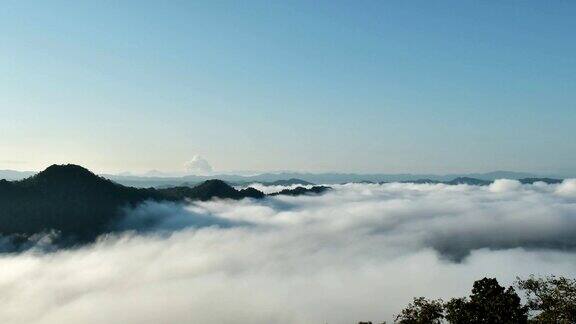 泰国北部山区晨雾景观鸟瞰图在美丽的云中飞过高山空中拍摄的视频