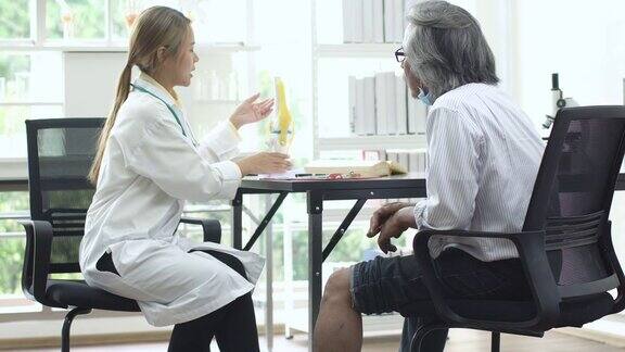 4k:亚洲医生和患者在医院或诊所讨论膝关节炎
