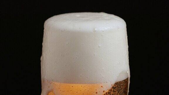 啤酒溢出杯沿留下泡沫的痕迹