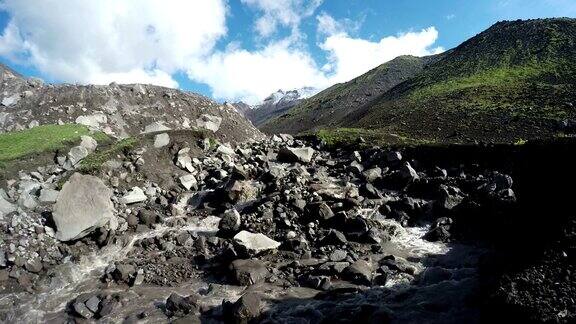 从火山山坡上的雪原上流过的小溪