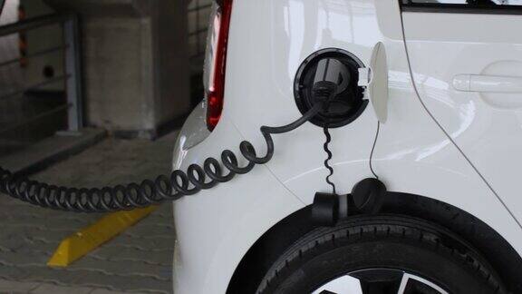 电动汽车或电动汽车在充电站充电连接充电口的线缆