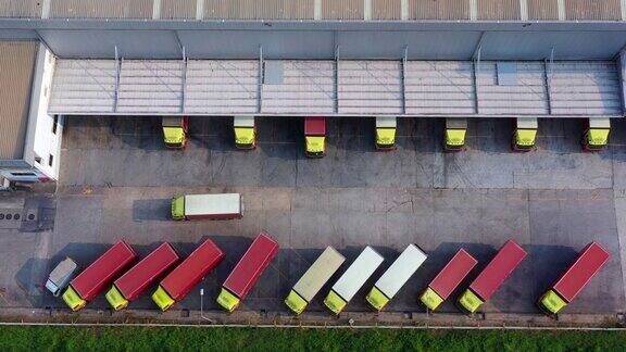 鸟瞰图工业城市物流中心工业仓库装载码头许多卡车用半挂车装载商品卡车装载在物流中心的货物仓库