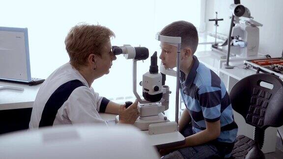 眼科医生用专用光学设备检查儿童视力
