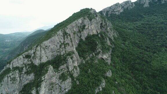 空中拍摄的山悬崖在4k在60fps原始股票视频