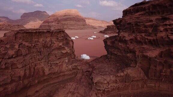 鸟瞰图一个游客圆顶帐篷附近的峡谷在沙漠