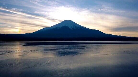 冬天富士山上的日落