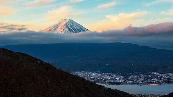 日本川口县富士山的晨光和彩云