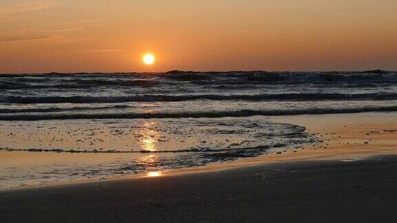 日落时的海浪