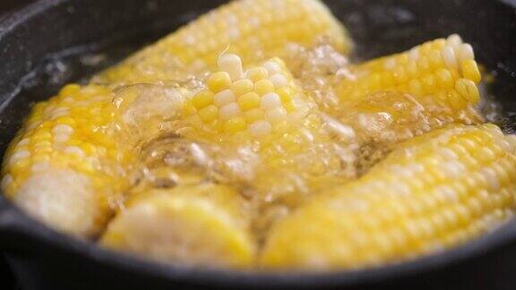 用滚烫的水在锅里煮玉米棒