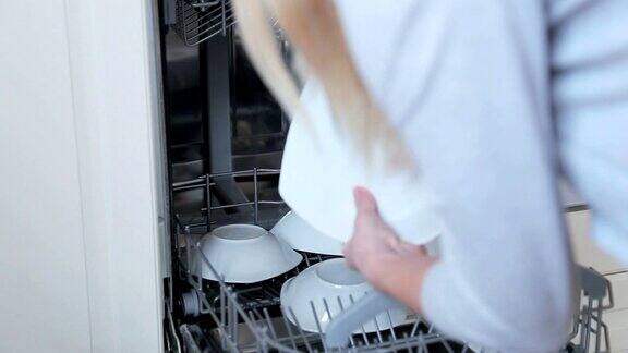 从洗碗机里拿一个干净的盘子