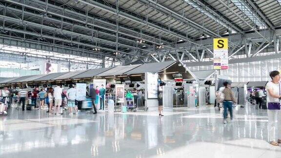 时间流逝:人群旅客旅客游客在机场到达出发大厅区域