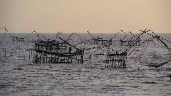 传统渔民钓鱼陷阱也被称为约建筑在PakpraPhatthalung泰国附近Thalaynoi湖
