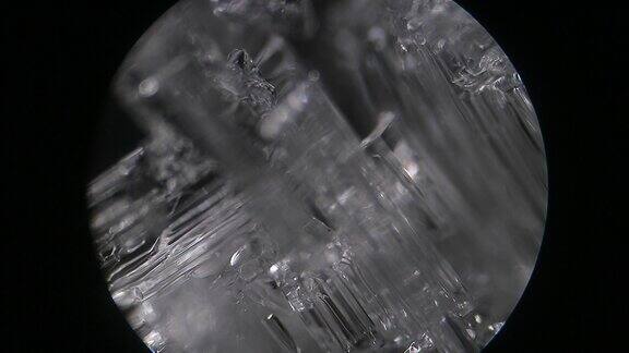 显微镜下的盐晶体超级放大地质与化学科学实验室科学研究的过程很棒的微观世界