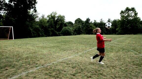 女孩练习足球