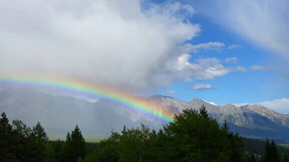 加拿大班夫国家公园上空的大彩虹