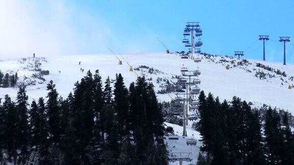 滑雪缆车带人们去保加利亚班斯科的世界杯滑雪坡顶-自然和运动背景4k
