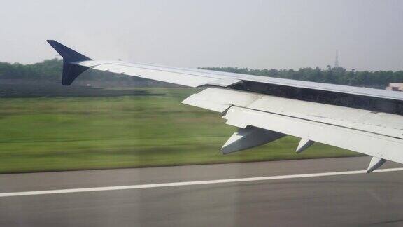 一架美国白人飞机在夏天降落在印度机场