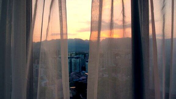 早晨窗帘在房间窗户随风窗帘