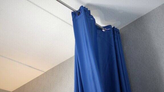 在手术室里医用帘子打开了