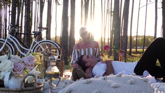 一对浪漫的情侣在日落时分野餐
