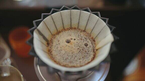 专业咖啡爱好者制作倒水过滤咖啡将热水倒入中杯咖啡