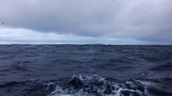 在波涛汹涌的大海上从船上观看大海的波涛