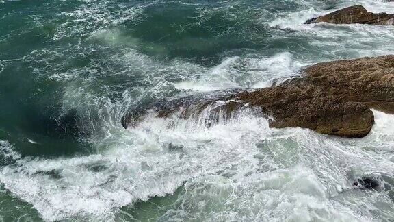 海浪拍击岩石