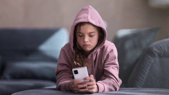 愤怒的少女用她的智能手机