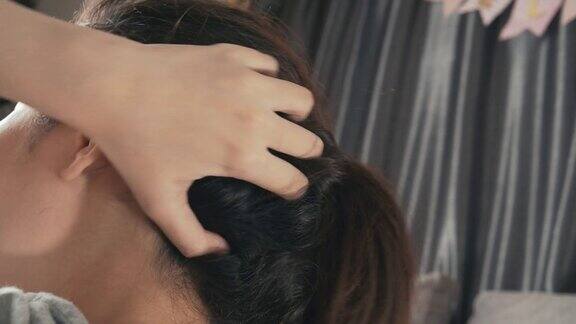 女人发痒抓着她的头头发护理
