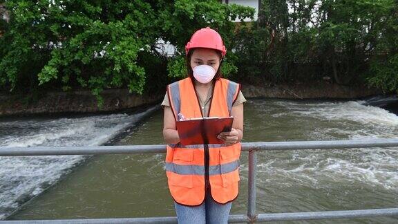 环境工程师在污水处理厂工作