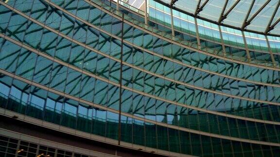 城市未来主义建筑当代商业中心设计现代办公大楼玻璃幕墙上有几何蓝色图案