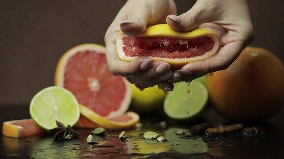 用手挤葡萄柚汁的女人新鲜的水果