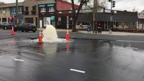 水管总闸进水繁忙的市区街道