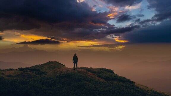 这个人站在山上背靠如画的云溪时间流逝