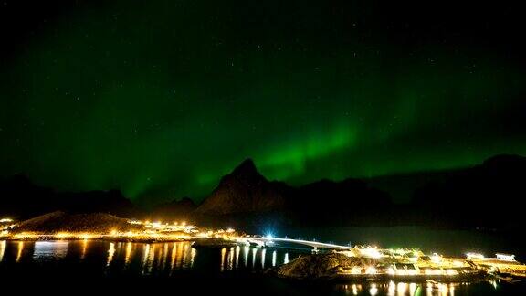 挪威罗浮敦岛哈姆努瓦上美丽的北极光