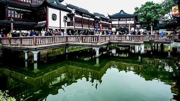 在中国上海著名的豫园游客的时间流逝
