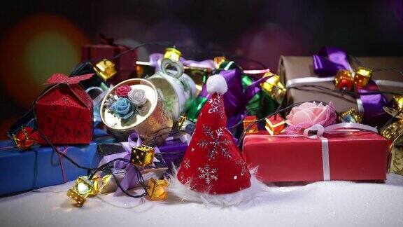圣诞或新年礼物用飘带以雪花为背景的散景五颜六色的礼品盒为文本复制空间冬天的名片节日和庆祝概念