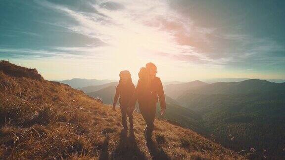 这对夫妇在夕阳的背景下走在山上慢动作