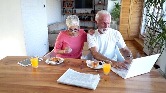 一对安详的老年夫妇在家里享用早餐