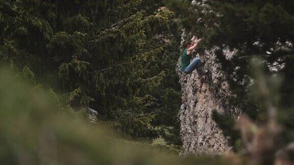 妇女攀登岩石结构冒险